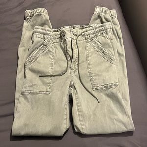 American Eagle stretchy olive green jegging joggers. Women’s size 4 regular.